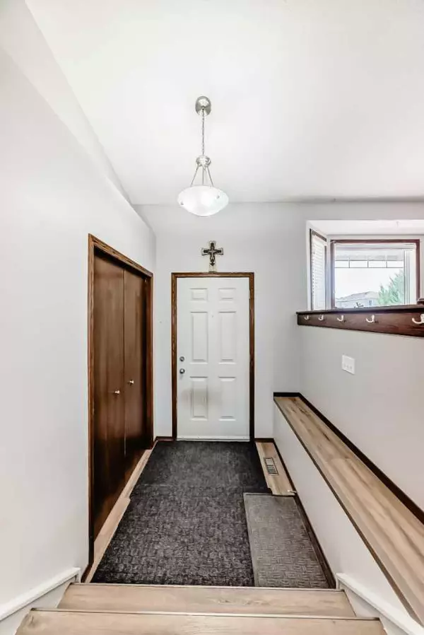 Strathmore, AB T1P 1V5,283 Highland CIR