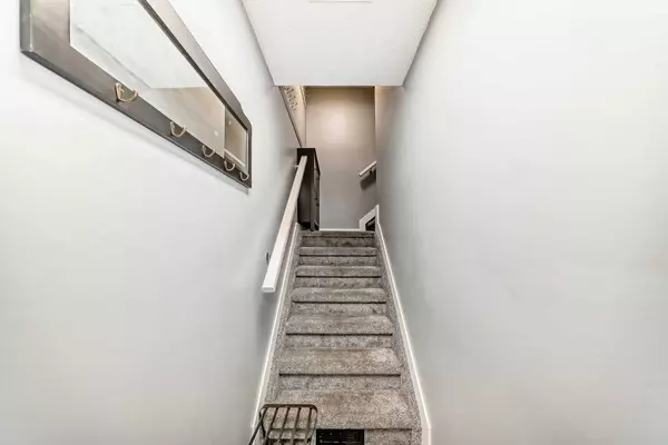 Calgary, AB T2A 6G8,3800 Fonda WAY SE #33