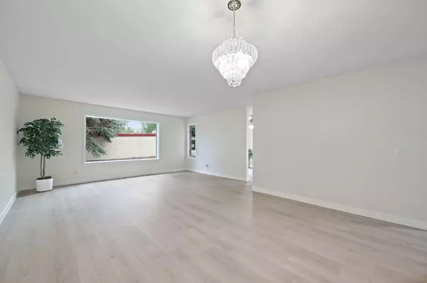 Calgary, AB T3K 3G7,22 Sandarac CIR NW