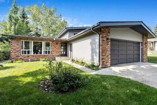 12 Suntree LN, Okotoks, AB T1S 1B9