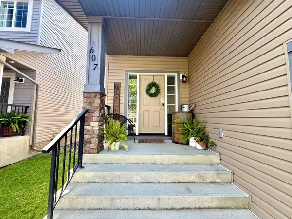 High River, AB T1V 0B7,607 Montgomery Close SE