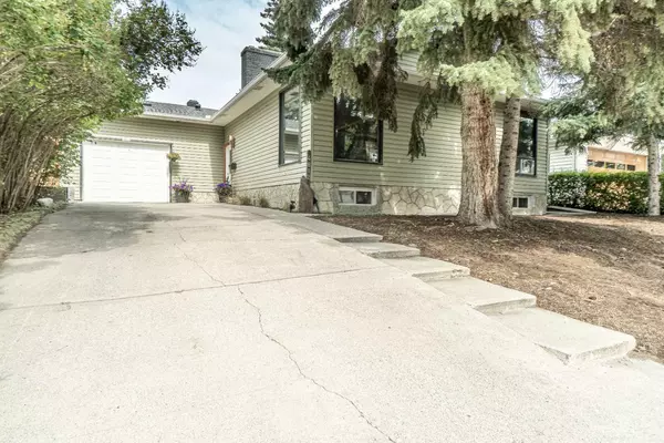 4812 Valiant DR NW, Calgary, AB T2Y 3B4