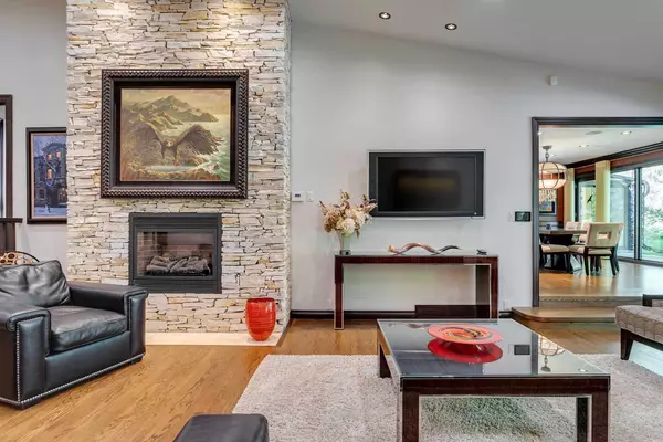 40 Eagle Ridge PL SW Calgary, AB T2V 2V8