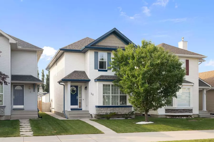 35 Royal Birch RD NW, Calgary, AB T3G 5K5
