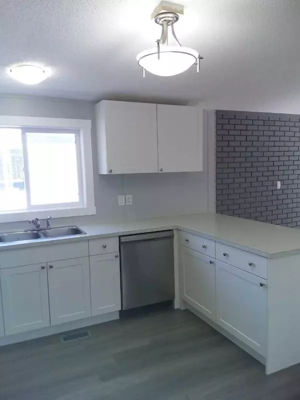 Calgary, AB T2A 0W6,6220 17 AVE SE #215