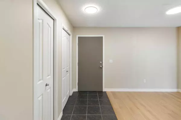 Calgary, AB T2Z 0B4,10 Prestwick Bay SE #4104