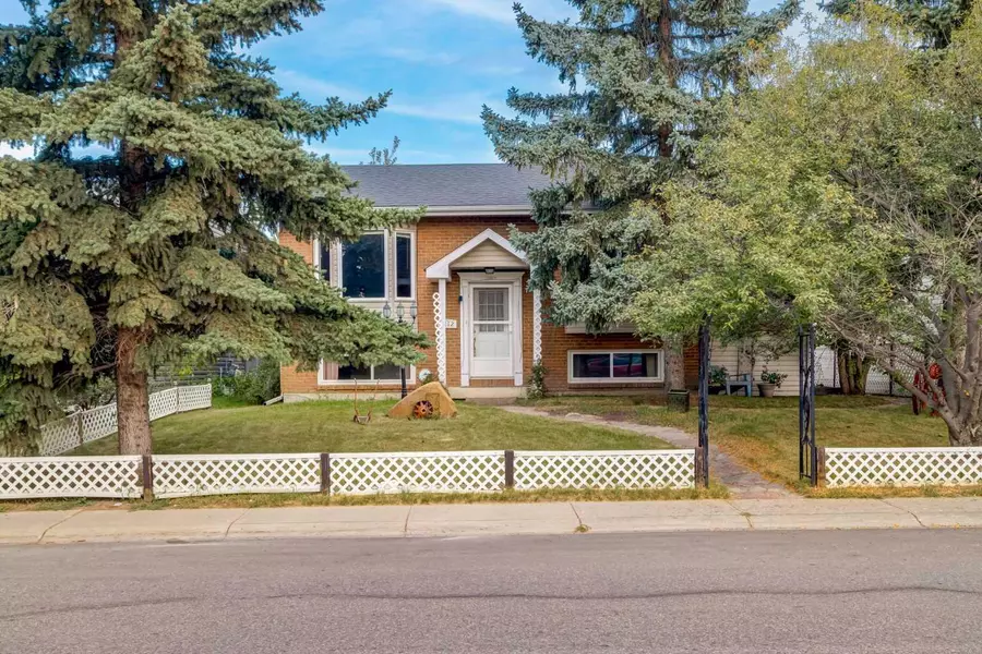 1812 Meadowbrook DR SE, Airdrie, AB T4A1V4