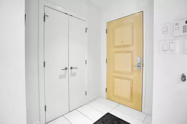 Calgary, AB T2P 5R3,701 3 AVE SW #205