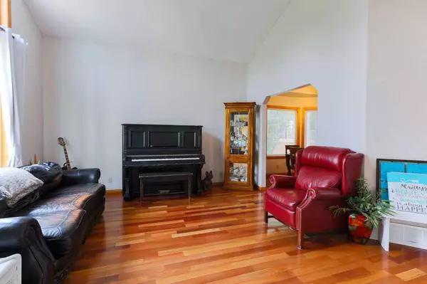 Crossfield, AB T0M 0S0,1118 Maple AVE