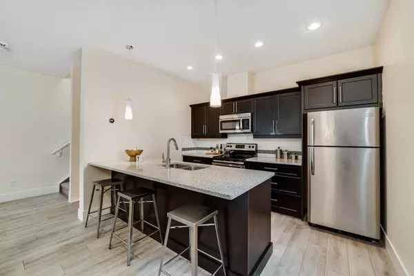 Calgary, AB T3C 0S1,2008 12 AVE SW #2