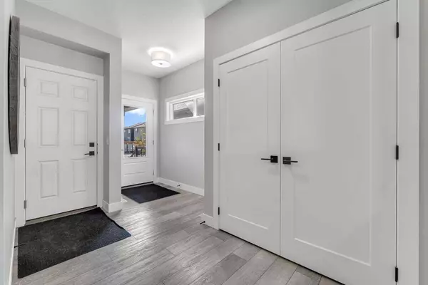 Airdrie, AB T4B 5J2,1209 Chinook Gate Bay SW