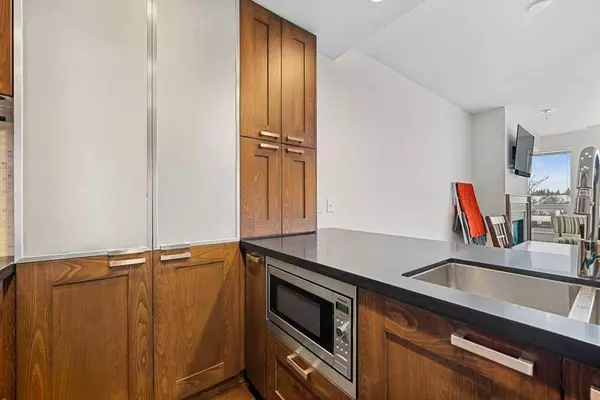 Calgary, AB t2p0w3,222 Riverfront AVE SW #812