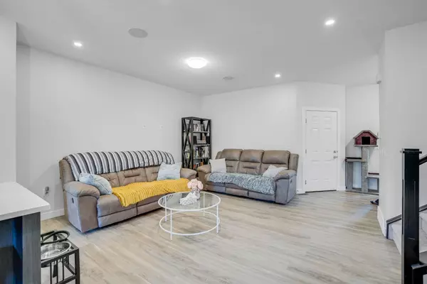 Airdrie, AB T4B 5G9,28 Midtown Close SW