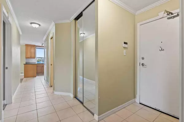 Calgary, AB T3A 2V6,4555 Varsity LN NW #406