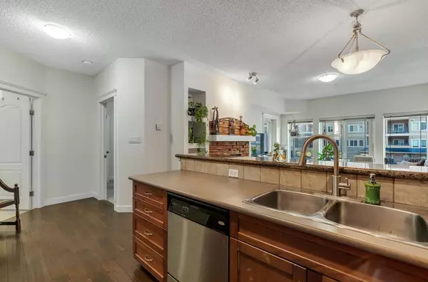 Calgary, AB t3h5x3,10 Discovery Ridge Close SW #202