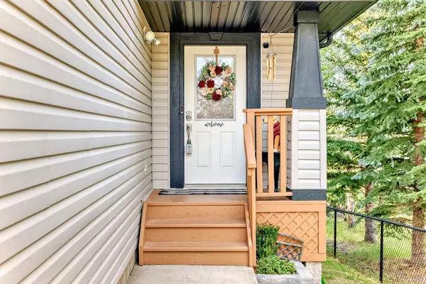 Calgary, AB T3G 6A3,23 Rockyspring GN NW