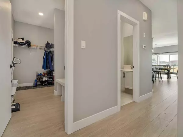 Lethbridge, AB T1J5W9,57 Goldenrod PL W