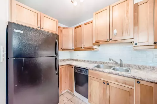Calgary, AB T3B 2M9,4512 75 ST NW #301