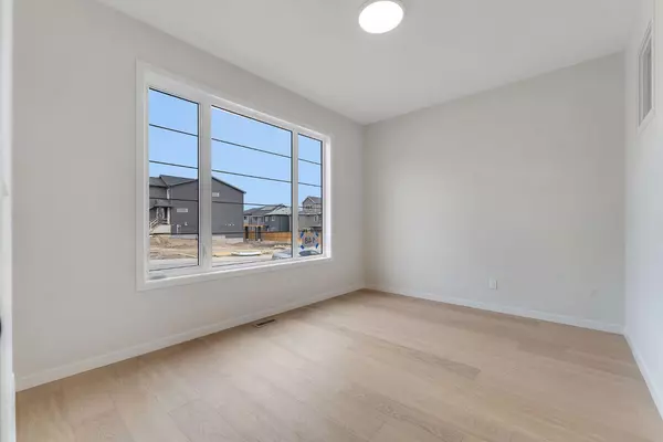 Calgary, AB T3R 2J2,148 Annette Villas NW