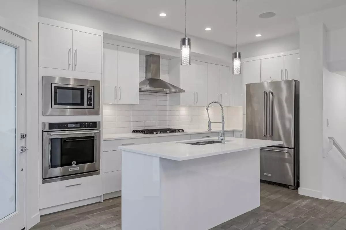 Calgary, AB T2E 1T3,136 22 AVE NE #2