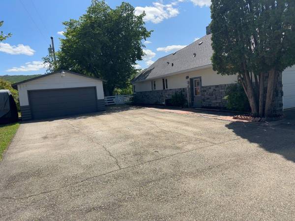 Peace River, AB T8S 1Y3,11905 91 ST