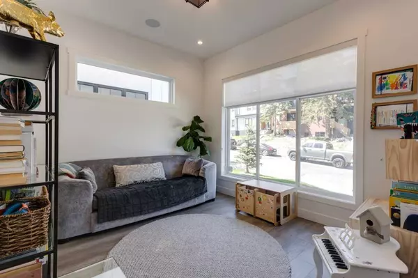 Calgary, AB T2T1P8,1831 30 AVE SW