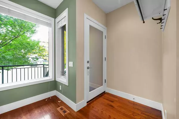 Calgary, AB T2T 4L9,2512 16B ST SW