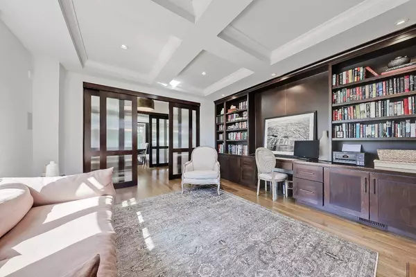 Calgary, AB T3E 4E2,2 Granville CRES SW