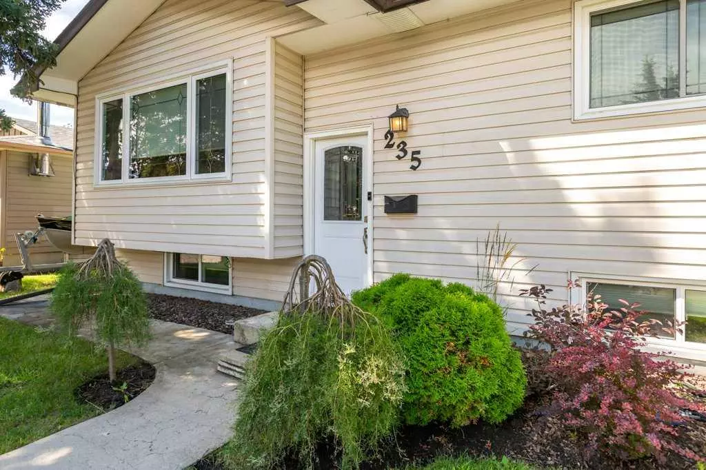Calgary, AB T2J 0T3,235 Allan CRES SE