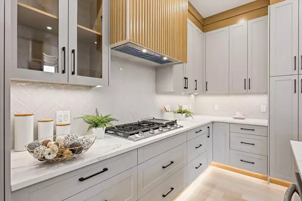 Calgary, AB T3B 2R4,4627 84 ST NW