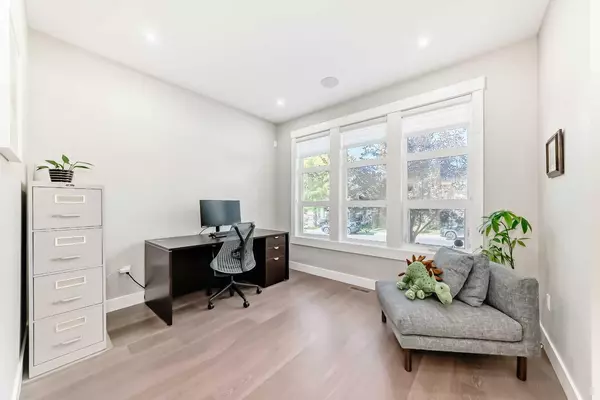 Calgary, AB T3E2H6,2234 28 ST SW