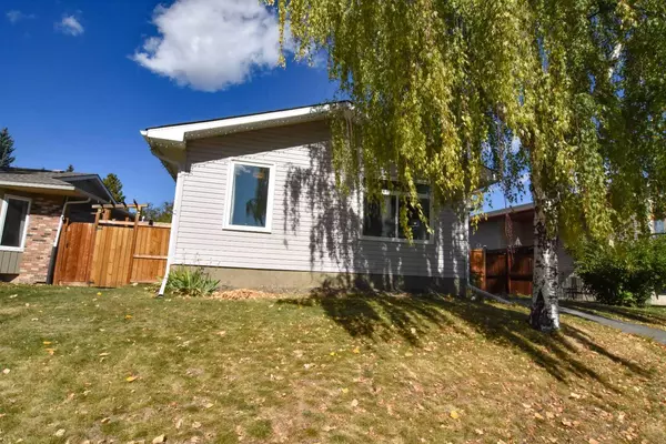 112 Woodvale RD SW, Calgary, AB T2W 3M8