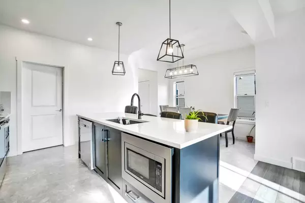 Airdrie, AB T4B 3N8,1449 Bayview PT SW