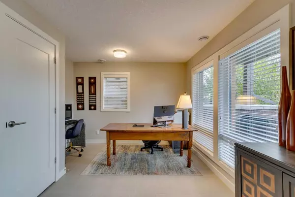 Calgary, AB T3B 6G6,3225 39 ST NW