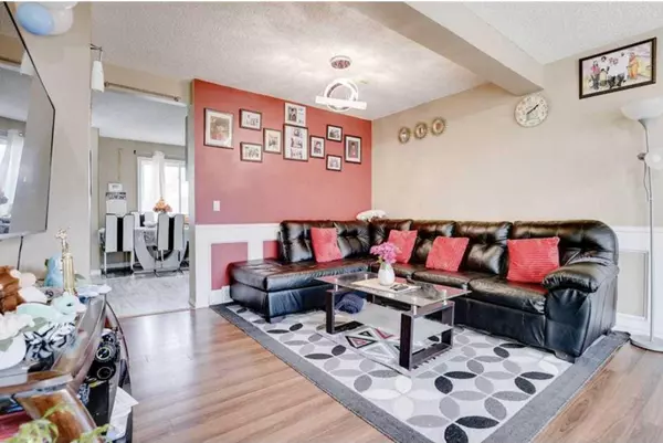 Calgary, AB T3J 1Y6,95 Castlegreen Close