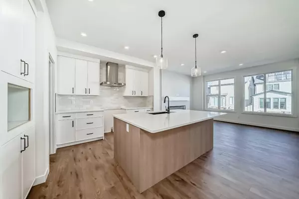 Calgary, AB T3S 0P1,39 Bartlett ROW SE