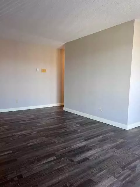 Red Deer, AB T4R 1V4,49 Bennett ST #301