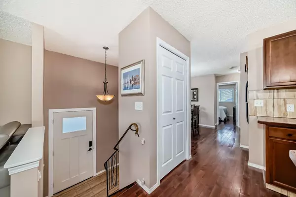 Calgary, AB T3K 1B4,8432 Berkley RD NW