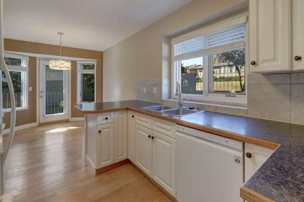 Calgary, AB T3B 5L1,204 Silver Creek Mews NW