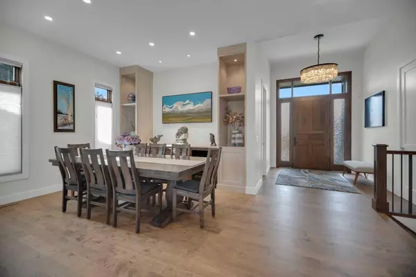 Calgary, AB T2J 3X2,220 Parkwood PL SE