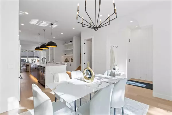 Calgary, AB T2M 2A9,644 25 AVE NW