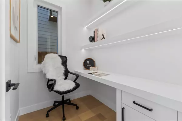Calgary, AB T2M 2A9,644 25 AVE NW