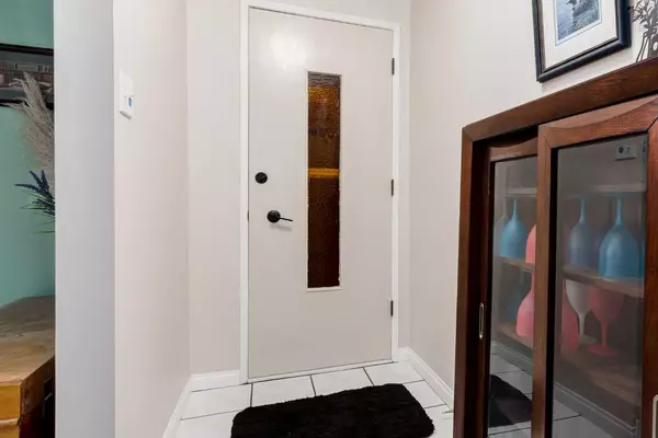 Calgary, AB T2V 1V2,220 Oakridge PL SW