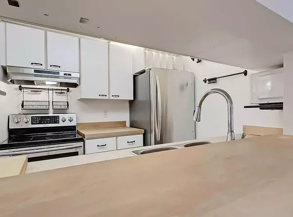 Calgary, AB T2B 3K4,21 Dover PT SE #301