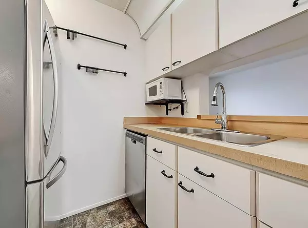 Calgary, AB T2B 3K4,21 Dover PT SE #301