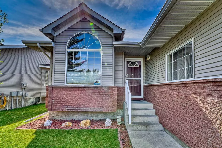7 Scotia LNDG NW, Calgary, AB T3L 3K2