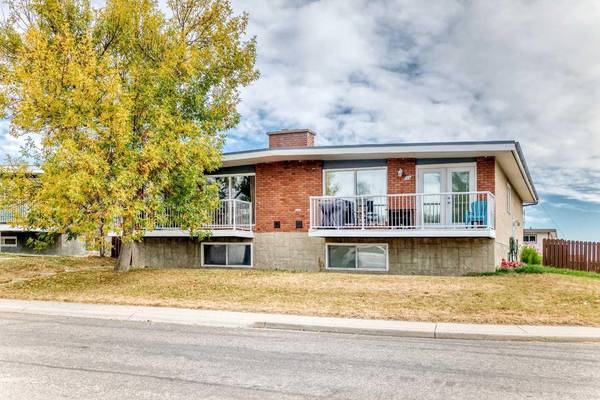 133 & 135 Huntford Close NE, Calgary, AB T2K3Y7