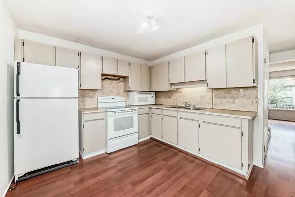 Calgary, AB T3K 2B2,380 Bermuda DR NW ##11