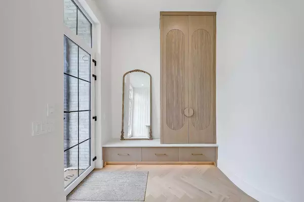 Calgary, AB T3E 1M1,2322 54 AVE SW