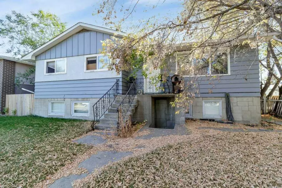 3719 50 ST, Red Deer, AB T2P 1E2